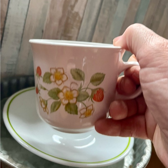 Corelle corning strawberry sundae tea cup and saucer - Picture 4 of 4